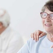 Eine Altenpflegerin kümmert sich um eine ältere Heimbewohnerin