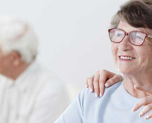 Eine Altenpflegerin kümmert sich um eine ältere Heimbewohnerin